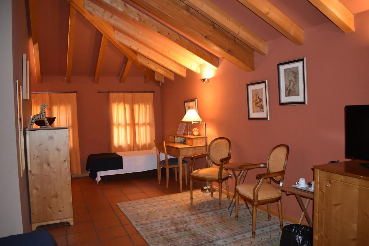 Hotel Sara De Ur La Cabrera Exteriör bild